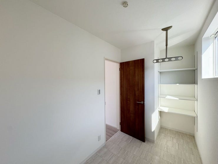 【サンルーム3帖】
中には収納棚があり、畳んだものをそのまま収納できます。