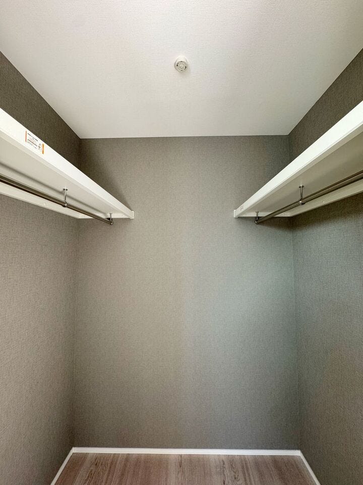 【ウォークインクローゼット】
季節ものもすっきりと収納できます。