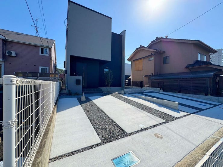 【駐車スペース2台分】
公道に面しており、駐車しやすいです。