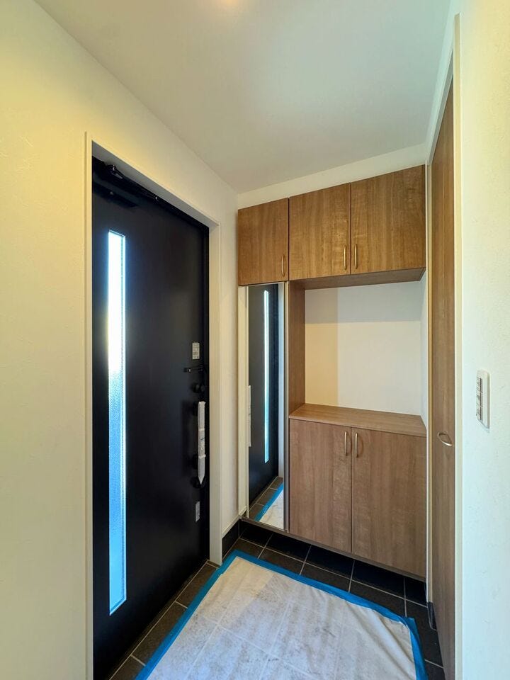 【玄関】
大容量の収納があり、急な来客時にも安心です。