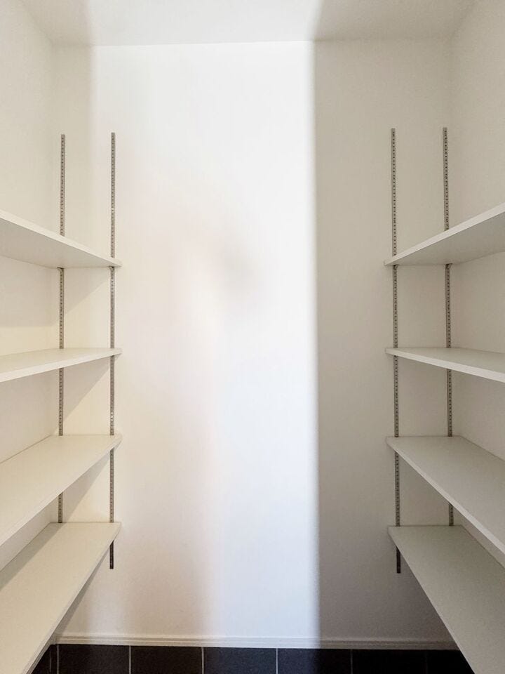 【玄関収納】
玄関横には大容量の収納がございます。