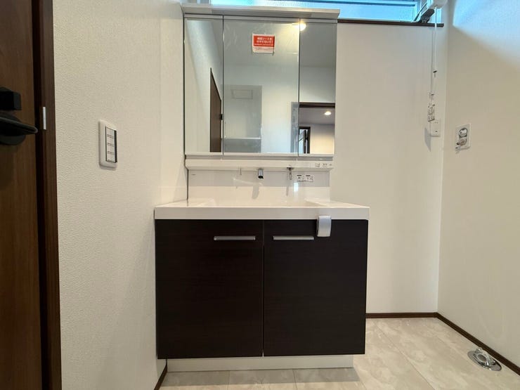 ◇シャンプードレッサーは壁付の蛇口でお掃除楽々♪洗面所には収納スペースもあります☆