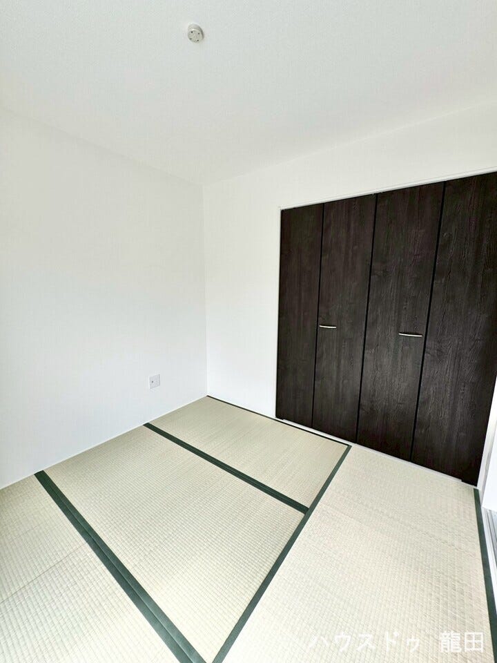 【和室】
■□■和室■□■
4.5帖
クローゼット付きの和室のお部屋は、
活用最適ですね!