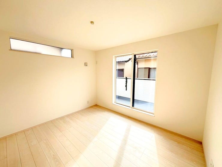 ペアガラスは断熱性が高く、冬は暖房、夏は冷房の使用量を減らすことができ、省エネ・節電につながります。
また結露を防ぐこともできます!