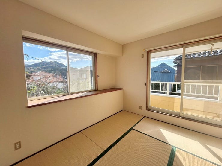 2階にも和室があります♪出窓に小物を置いて楽しむのも良いですし、ペットを飼われている方は出窓が日向ぼっこのスペースになりますね♪
