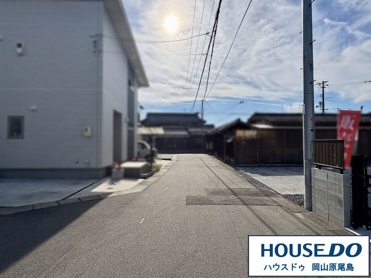 東側前面道路は約4mの幅員です。