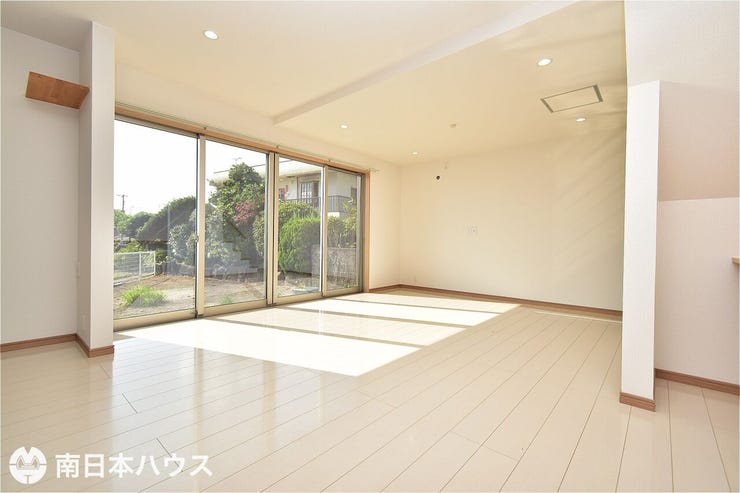 【リビング】南向きの窓から明るい日が差すリビングです♪