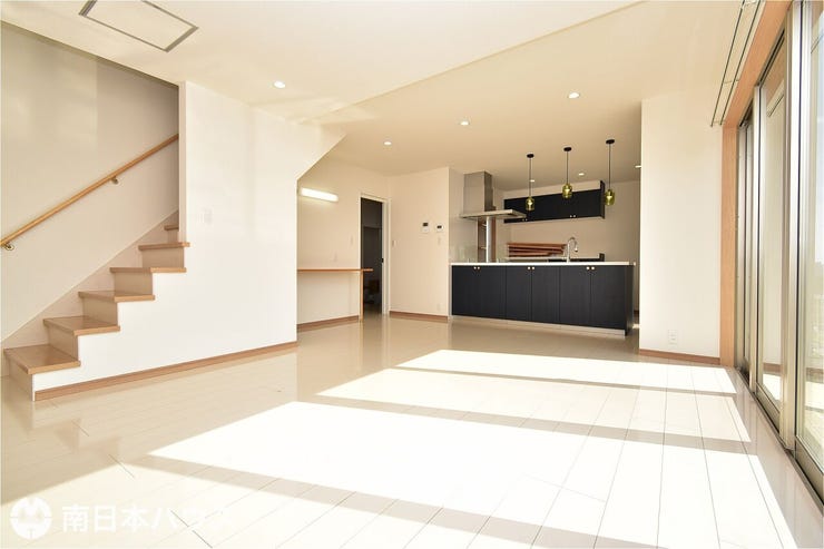 【リビング】リビング階段になっています♪ワークスペースもあります♪