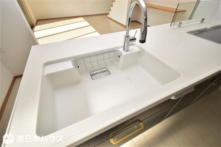 【シンク】人工大理石のシンクと天板に継ぎ目がなくお掃除がしやすくなっています♪