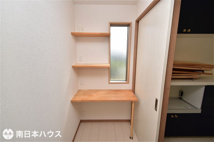 【パントリー】キッチンの奥にパントリーがあります♪食品のストックに便利です♪