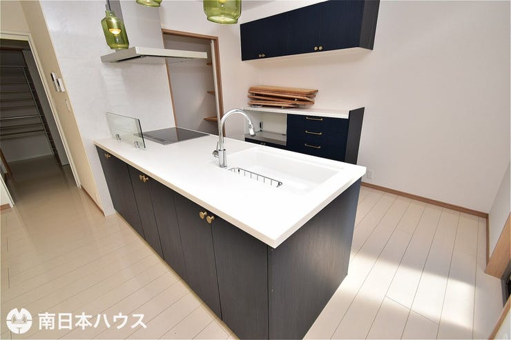 【キッチン】オープンキッチンで調理中もリビングを見渡せます♪