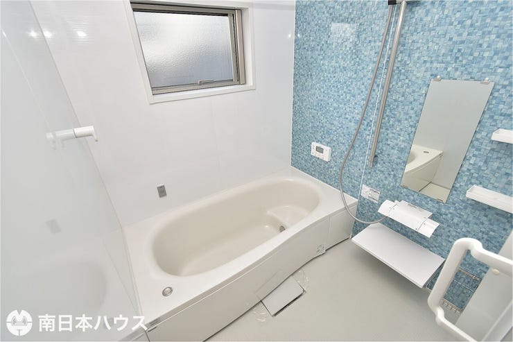 【浴室】2階浴室!小窓付きで自然換気ができます♪