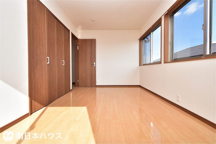 【洋室】寝室に最適な広々とした居室です♪南西向きの日当たり良好なお部屋です♪