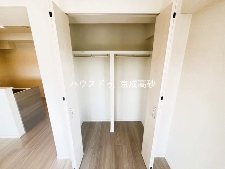 大型のクローゼットです!
これだけの収納力があれば部屋もスッキリ保てますよ!
