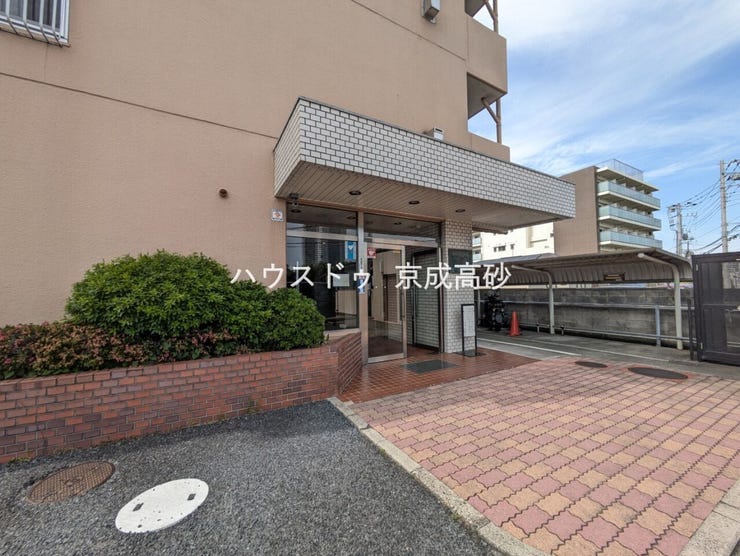 外と内をつなぐエントランスは管理が行き届き、居住者を優しく迎え入れてくれます。