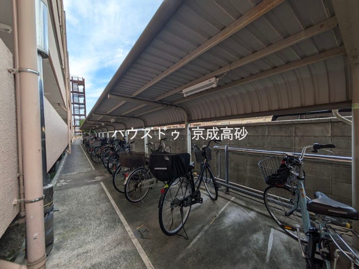 きちんと整備された駐輪場。住む方の心遣いが感じられます。空き状況は、お気軽にお問合せください。