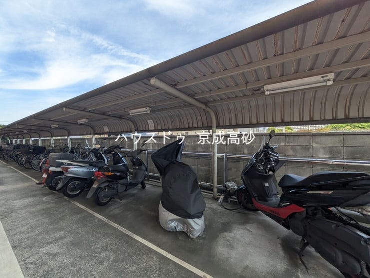 きちんと整備されたバイク置場。住む方の心遣いが感じられます。空き状況は、お気軽にお問合せください。