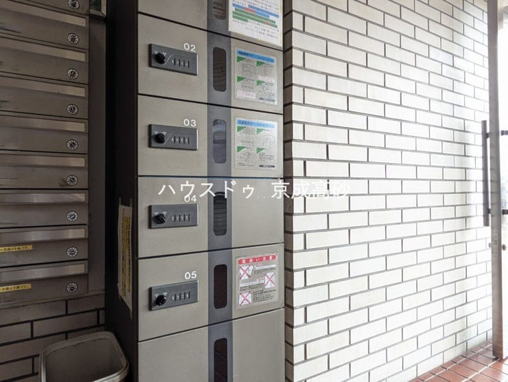 共用部分の宅配ボックスです。留守中の荷物受け取りもできるので、安心して外出ができますね。