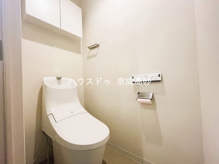 お掃除しやすい素材と機能にこだわったトイレはいつまでもキレイが続きます。少ない水量で洗浄できる、環境にもお財布にもやさしいエコなトイレです。