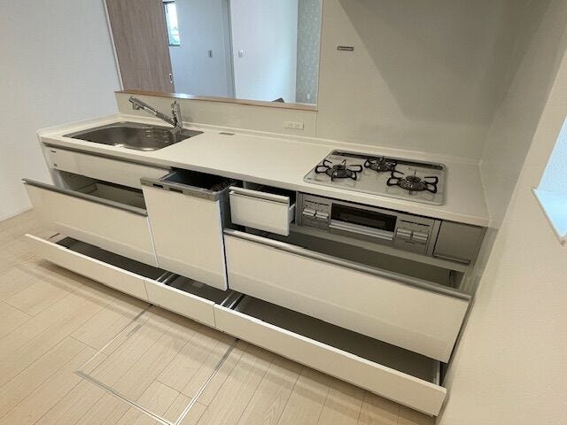 キッチンの様子です。
3口コンロ+グリル+食器洗浄乾燥機付き!