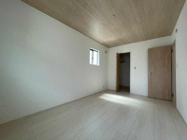 2階7.5帖の洋室です。