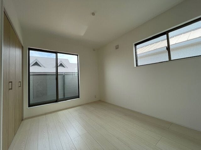 2階6帖の洋室です。
バルコニーに繋がるお部屋です。