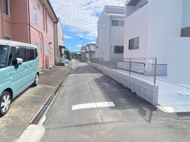 東側前面道路の様子です。