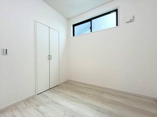 キッチン横にあります。ワークスペースやキッズルームにも◎ 暮らしに合わせて使えるつながりのある一室。