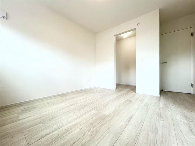 大きな窓からたっぷりの日差しが入り、明るいお部屋になっています。