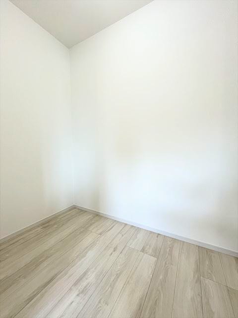 ウォークインクローゼットには扉を設けていないので、物の出し入れもサッと行えますね。また湿気もこもりにくいです。