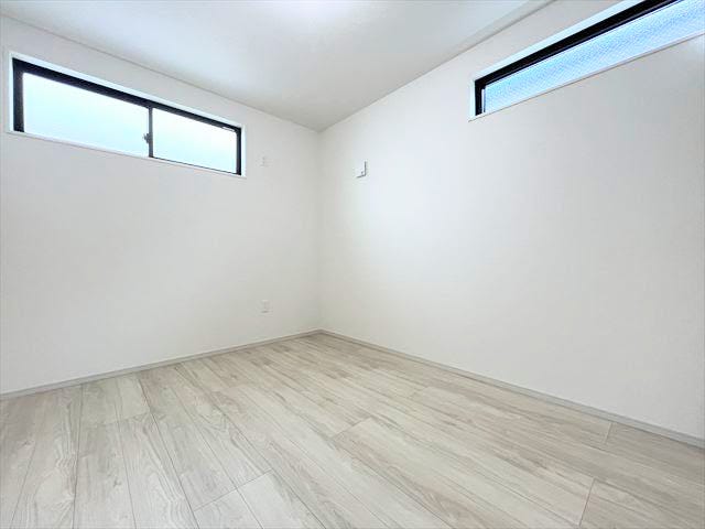 北側の洋室は、自然光が穏やかに差し込み、落ち着いた雰囲気の中でゆっくりとくつろげる静かな空間です。