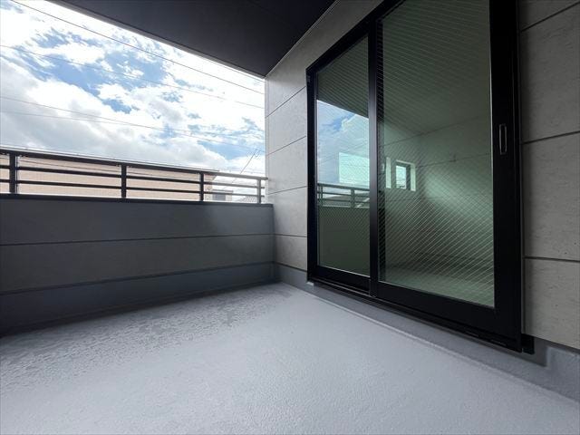 奥行きがあるバルコニーです。こんな青空の日は洗濯物も気持ちよく乾きますね。