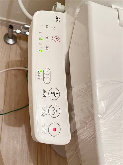 ウォシュレット機能付ですので寒い時期も便座を温かくでき安心して座ることができますね。