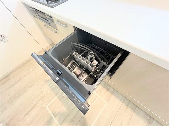 キッチンには人気の食洗機を搭載!日々の家事の手間を低減してくれます。