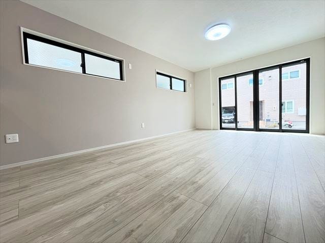 家族でくつろぐスペースは気持ちの良い空間で過ごしたいですよね。南向きの窓から陽射しが入り、採光・通風共に良好です。