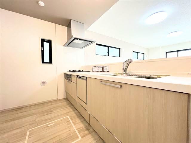 キッチンからリビングの様子が良く分かるので、お子様から目を離すことなく安心して料理することができます。