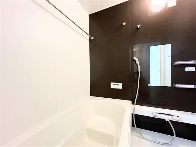 一日の疲れを癒すならココ!落ち着いた雰囲気の浴室。浴槽には脚を伸ばして入っていただけます。