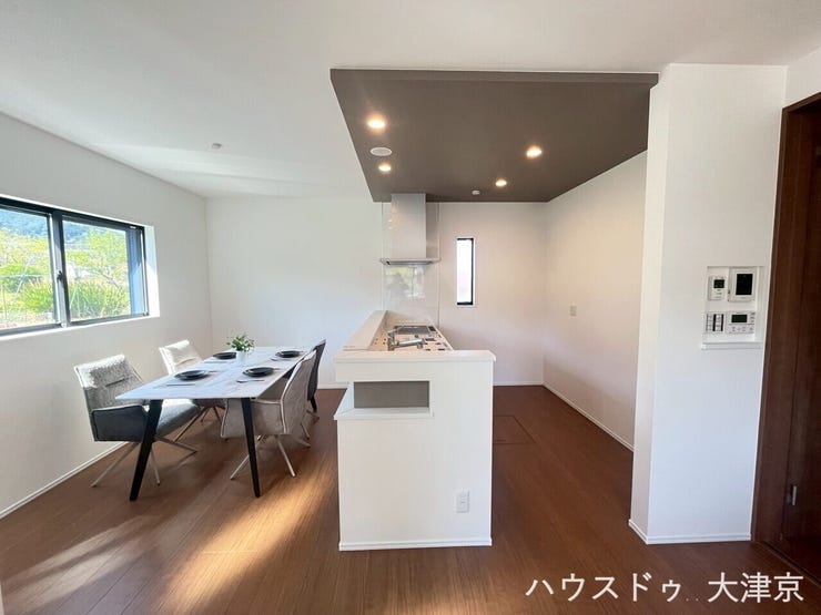 明るい窓辺にダイニングを配置し、自然光が心地よく差し込む開放的な空間です。