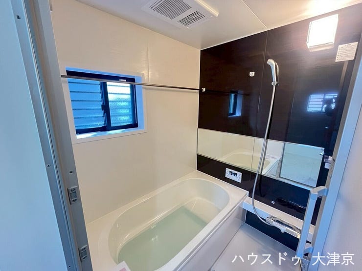 窓付きで換気もしやすく、いつでも清潔で心地よいバスタイムを実現。