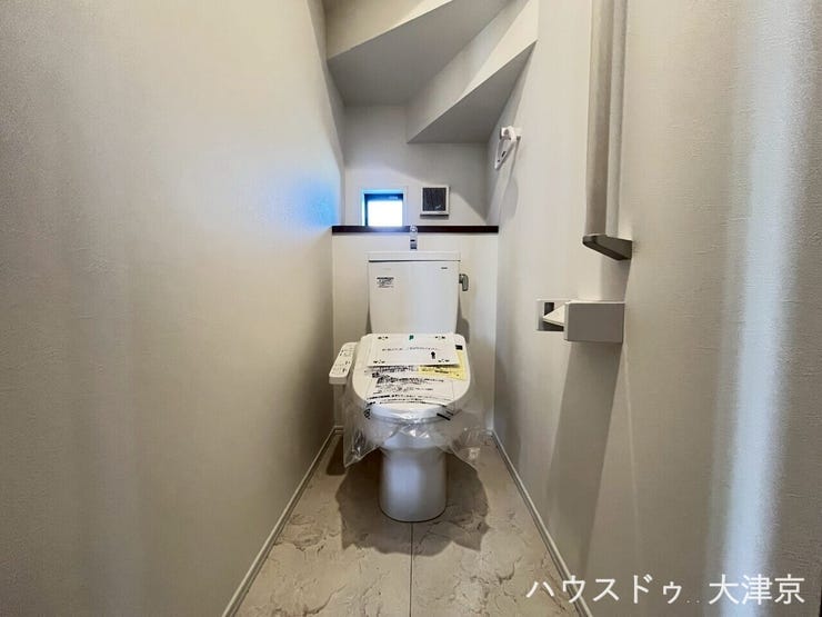 明るい採光窓と清潔感ある内装が魅力。毎日使う場所だからこそ快適性を重視したトイレです。