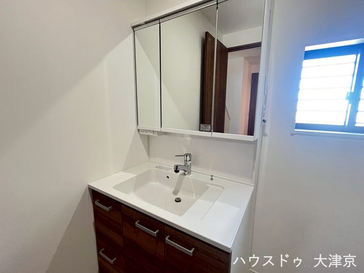 三面鏡収納で細かなアイテムもすっきり整理。機能性とデザイン性を兼ね備えた洗面スペース。