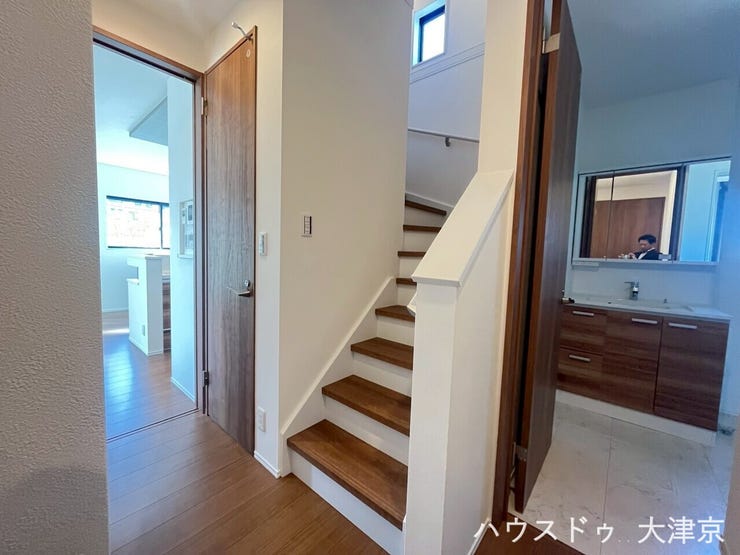 木目調の階段と建具が統一感を生み、温かみのある落ち着いた住空間を演出します。