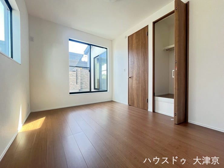 バルコニーに面した大窓で風通し良好。爽やかな朝を迎えられる快適なプライベート空間。