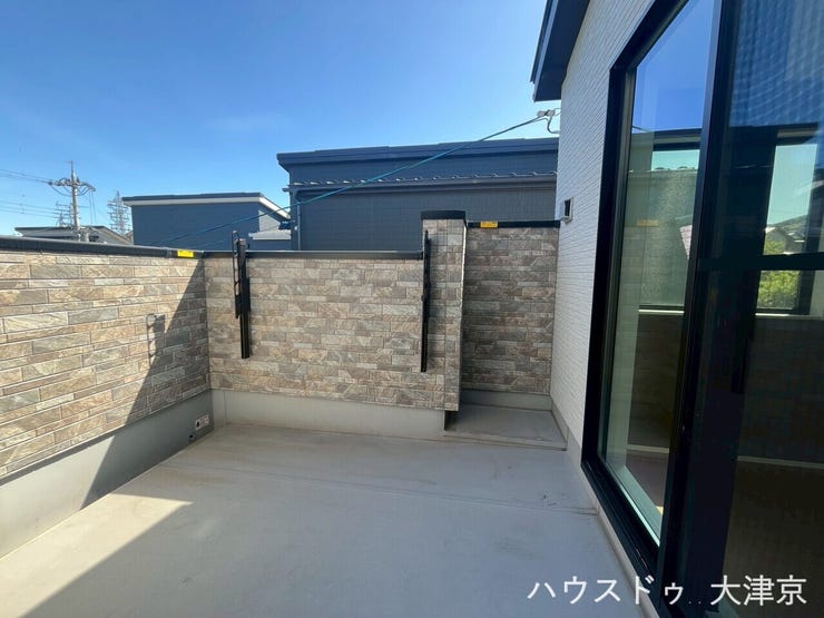 陽当たり良好な広々バルコニー。洗濯物が一気に乾く、毎日の家事が快適になる空間です。