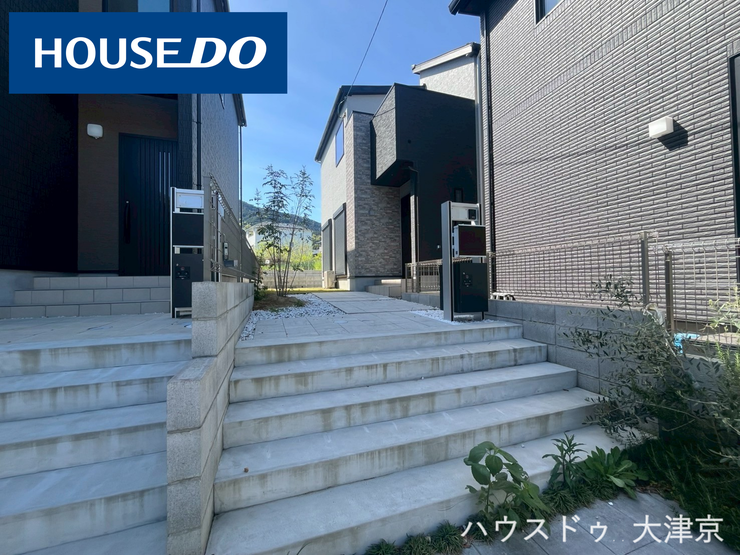 【外観】
モノトーンの外壁がスタイリッシュ。飽きのこないデザインで長く愛せる住まいです。