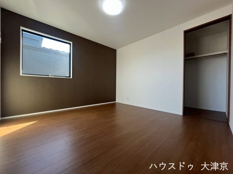 落ち着いたアクセント壁が上質感を演出。広々空間で家具配置も自在な居心地の良い洋室です。