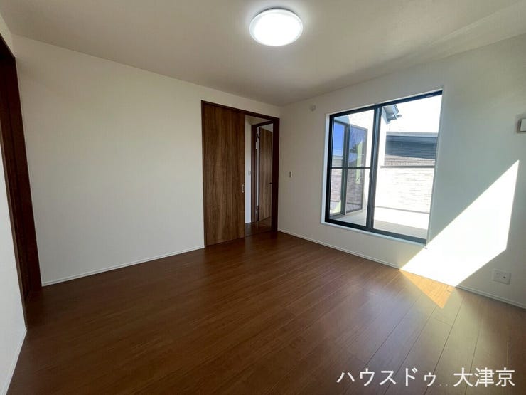 二面採光で明るさあふれる洋室。やわらかな日差しが入り、心地よい空間で快適に過ごせます。