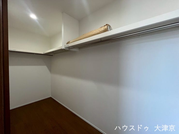 大型ウォークインクローゼットで衣類も季節品もひとまとめ。使いやすい動線で毎日の収納がラクに。