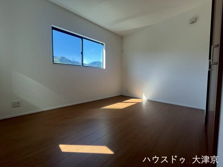 自然光がしっかり届く明るい室内。落ち着いた色味の床が上質な雰囲気を演出します。