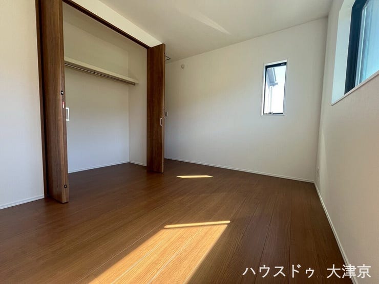 大きなクローゼット付き。衣類や荷物をすっきり整理でき、広々と使える空間です。